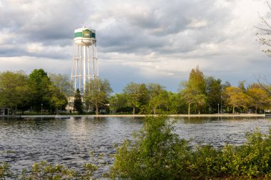 Smiths Falls, Kanada - 25 Mayıs 2025: Smiths Falls Centennial Park 'taki Rideau Nehri boyunca yaya yolu, bahar mevsiminde Ontario' da küçük bir kasaba