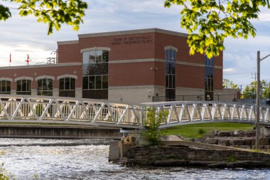 Smiths Falls, Kanada - 25 Mayıs 2025: Yürüyen köprünün arkasındaki Smiths Falls Su arıtma Tesisi