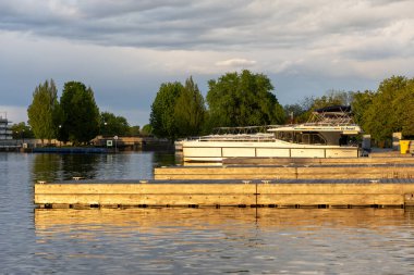 Smiths Falls, Kanada - 25 Mayıs 2025 Smiths Falls marinasına iskele ve tekne kiralama. Rideau Kanalı 'ndaki Le Boat üssünün manzarası. Tarihi kanal havzasına demirlemiş lüks kruvazör gemileri.