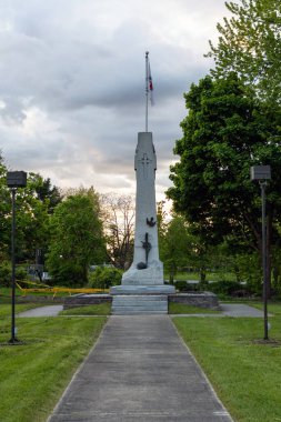 Smiths Falls, Kanada - 25 Mayıs 2025: Gaziler Anıtı 'ndaki Tarihi Savaş Anıtı