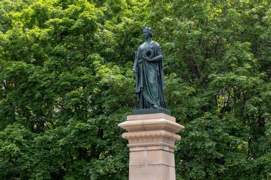 Montreal, Kanada - 4 Temmuz 2025 Victoria Meydanı 'ndaki Victoria Anıtı, şehir merkezindeki tarihi anıt