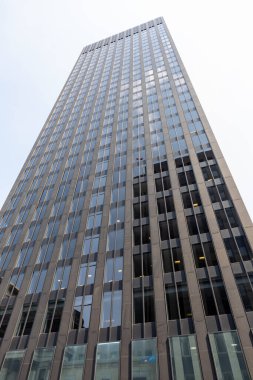 Montreal, Kanada - 2 Ağustos 2025: Modern gökdelenin gökyüzüne uzanan alçak açılı görüntüsü. Şehir merkezinde 500 Place d 'Armes binası