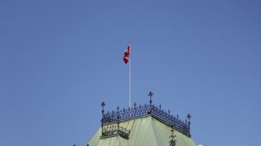 Parliament Hill, Doğu Blok çatısı Ottawa, Kanada bayrağı ile