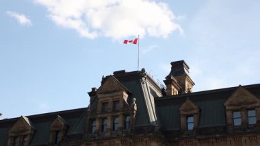 Parliament Hill, Doğu Blok çatısı Ottawa, Kanada bayrağı ile