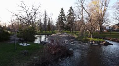 Baharda küçük nehri olan şehir parkı. Stewart Park Perth, Ontario, Kanada.