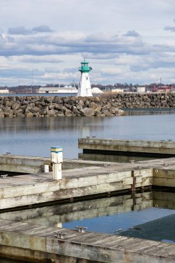 Ontario, Kanada 'daki St. Lawrence nehri üzerindeki Prescott Heritage Limanı. Sahil feneri manzarası