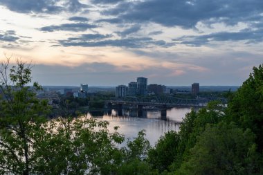 Alexandra köprüsü Ottawa Nehri 'ni alacakaranlıkta geçiyor. Ottawa ve Gatineau 'yu Kanada' ya bağlayan tarihi köprü