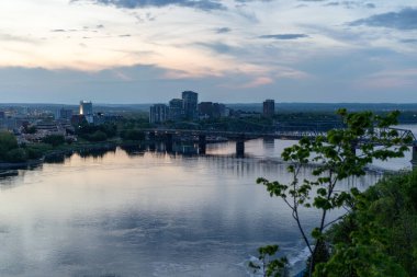 Ottawa Nehri ve Kanada 'daki Gatineau şehrine giden köprü. Akşam şehir silueti.