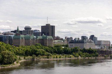 Ottawa, Kanada - 13 Haziran 2025: Nehir kıyısındaki Kanada Yüksek Mahkemesi binası. Tarihi mimarisi olan şehir silueti