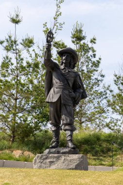 Ottawa, Kanada - 13 Haziran 2025: Samuel de Champlain 'in Kiweki Point' teki heykeli, heykeltıraş Hamilton MacCarthy tarafından 1918 'de yapılmıştır.