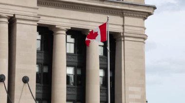 Kanada Ulusal Bayrağı Kanada Senatosu binası yakınlarında dalgalanıyor