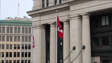 Kanada Senato Binası Kanada bayrakları sallanıyor