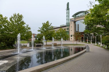 Ottawa, Kanada - 4 Ağustos 2025: Çeşmeli ve belediye binasının ön cephesi