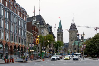 Ottawa, Kanada - 4 Ağustos 2025: Parliament Hill manzaralı şehir merkezi. Tarihi mimarisi ve yol trafiği olan şehir manzarası