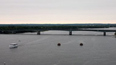 Ottawa, Kanada - 13 Haziran 2025: Ottawa Nehri ve Ontario ile Quebec arasındaki Macdonald-Cartier Köprüsü. Suyun üzerinde yelken açan tekneler