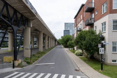 Montreal, Kanada - 4 Temmuz 2025: Şehir caddesi boyunca otoban sütunları. Şehir merkezinde beton otoyol