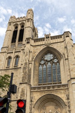 Montreal, Kanada - 4 Temmuz 2025 St. Andrew Kilisesi ve şehir merkezindeki St. Paul binası. Taş ayrıntılarıyla tarihi katedral mimarisi