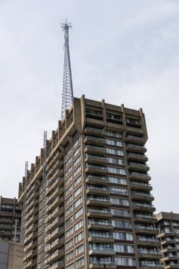 Montreal, Kanada - 4 Temmuz 2025 Rockhill Apartmanları, yerleşim yeri. Radyo kulesi olan yüksek katlı bir bina.