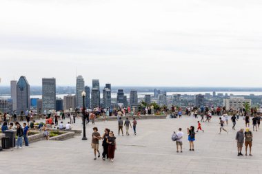 Montreal, Kanada - 5 Temmuz 2025: Mount Royal gözcülüğünde turistler. Montreal silüeti