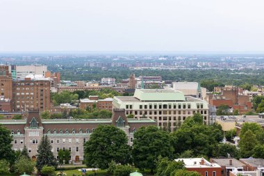 Montreal, Kanada - 5 Temmuz 2025: Üniversite binaları ve Montreal 'de yaz boyunca gökdelenler. McGill Üniversitesi Tarihi Kampüsü