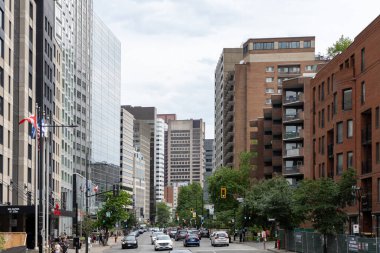 Montreal, Kanada - 5 Temmuz 2025: Trafik ve gökdelenleri olan Montreal Caddesi