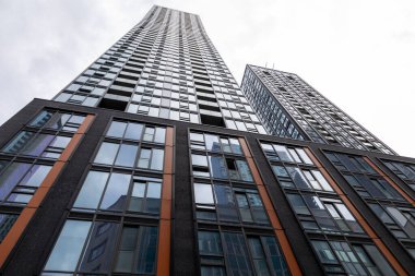 Montreal, Kanada - 5 Temmuz 2025: Le Livmore, Montreal şehir merkezinde kiralık konut. Modern gökdelenlerin düşük açılı görüntüsü