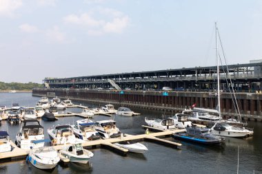 Montreal, Kanada - 2 Ağustos 2025: Montreal Eski Limanı Quebec, Kanada Saint Lawrence Nehri boyunca.