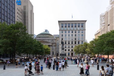 Montreal, Kanada - 2 Ağustos 2025: Tarihi şehir meydanı Eski Montreal, Quebec 'e d' Armes
