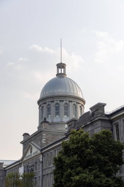 Montreal, Kanada - 2 Ağustos 2025: Gümüş kubbeli tarihi pazar binası