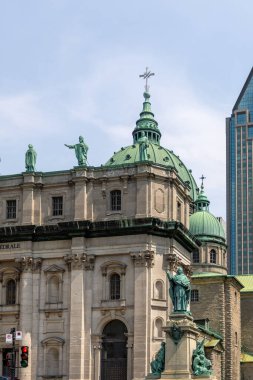 Montreal, Kanada - 2 Ağustos 2025: Montreal şehir merkezindeki Dünya Katedrali 'nden Mary Queen