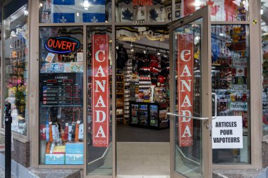 Montreal, Kanada - 2 Ağustos 2025: Hatıra turistleri şehir merkezinde dükkan girişi. Kanada temalı hediye mağazası
