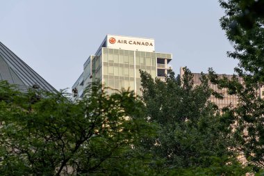 Montreal, Kanada - 2 Ağustos 2025: Cam gökdelen üzerinde Air Canada logosu