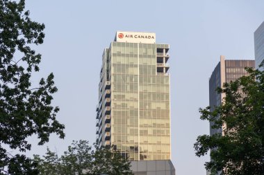 Montreal, Kanada - 2 Ağustos 2025: Air Canada binası şehir merkezinde
