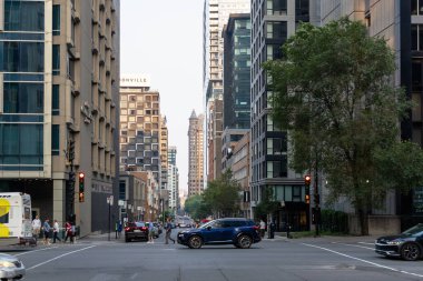 Montreal, Kanada - 2 Ağustos 2025: işlek şehir caddesinde kavşak. Şehir merkezinde şehir hayatı.