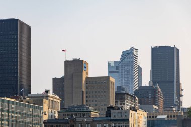Montreal, Kanada - 2 Ağustos 2025: Montreal şehir merkezindeki ofis binaları ile gökyüzü