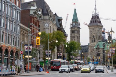 Ottawa, Kanada - 4 Ağustos 2025 Ottawa şehir merkezi halka açık otobüs ve arabalarla dolu. Tarihi şehir silüeti. Parliament Hill yakınlarında şehir yaşamı ve taşımacılık