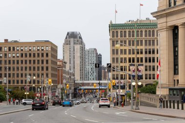 Ottawa, Kanada - 4 Ağustos 2025: Kanada 'nın başkentinde şehir yolu kavşağı. Şehir merkezi modern ve eski binalarla dolu.