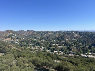 Nefes kesen bir manzara, yeşil ağaçlar ve evlerle kaplı verimli yamaçlar yakalıyor..