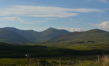 Yumuşak tepeler yükselirken yemyeşil vadiler sakin mavi gökyüzünün altında uzanıyor. Alacakaranlık 'ın yumuşak ışığı huzur ve yansımaya davet eden huzurlu manzaranın üzerine sıcak bir parıltı saçar..