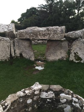 Kadim taşlar yemyeşil bir tarlada gün batımının sıcacık parıltısıyla yıkanmış olarak dimdik dururlar. Çevresindeki doğa bu tarihi mekana huzur katıyor, keşif ve merak uyandırıyor..
