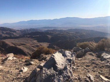 Gün doğumunda, kayalık bir manzara kayalık tepelerin ve derin vadilerin nefes kesici manzarasını sunar. Zirveler ufuk çizgisine kadar uzanır parlak mavi bir gökyüzünün altında huzur ve merak uyandırır..