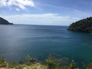 Huzurlu bir denizin ufka uzanması gibi yumuşak dalgalar kıyıya vurur. Yemyeşil tepeler manzarayı çerçeveler, bu güzel ortamda huzur ve rahatlığı davet eder..