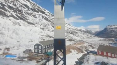 Norveç 15 Nisan 2019. Tren Norveç dağlarından geçiyor. Dağın bahar manzarası POV tren penceresi. Bergen 'den Oslo' ya giden tren.