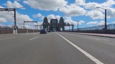 Sydney Limanı Köprüsü Sydney NSW Avustralya 10 Ocak 2021. Sydney Limanı Köprüsü 'nü geçerek güneye, kuzeye gidiyor. Araç yolu seviyesinden POV