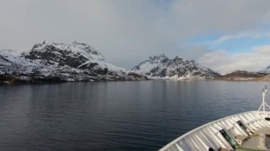 Gemi Norveç fiyordunda yavaşça ilerliyor. Etrafı karla kaplı dağlarla çevrili. Gemiden POV 'a