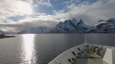 İlkbaharda Norveç 'te fiyortları çevreleyen dağları kar kapladı