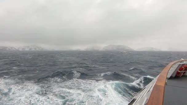 Корабль Плывущий Мимо Лодки Вдали Арктических Водах Побережья Норвея — стоковое видео