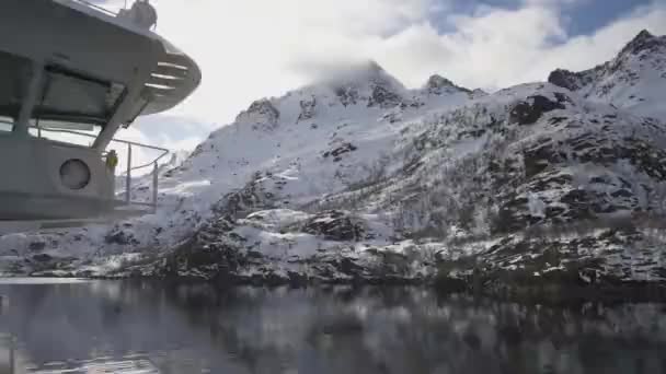 Primavera Ártica Noruega Navegando Lentamente Través Del Fiordo Rodeado Montañas — Vídeo de stock
