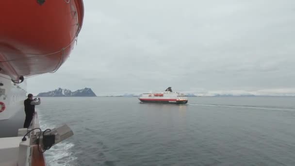 Varen Langs Hurtigruten Schip April 2019 Noorwegen Fjord Zeilen Verleden — Stockvideo