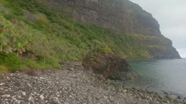 Lord Howe Adası 'nın güney ucundaki Lidgbird Dağı ve Gower Dağı' nı görmek için Little Island 'dan manzaraya bakıyorum.